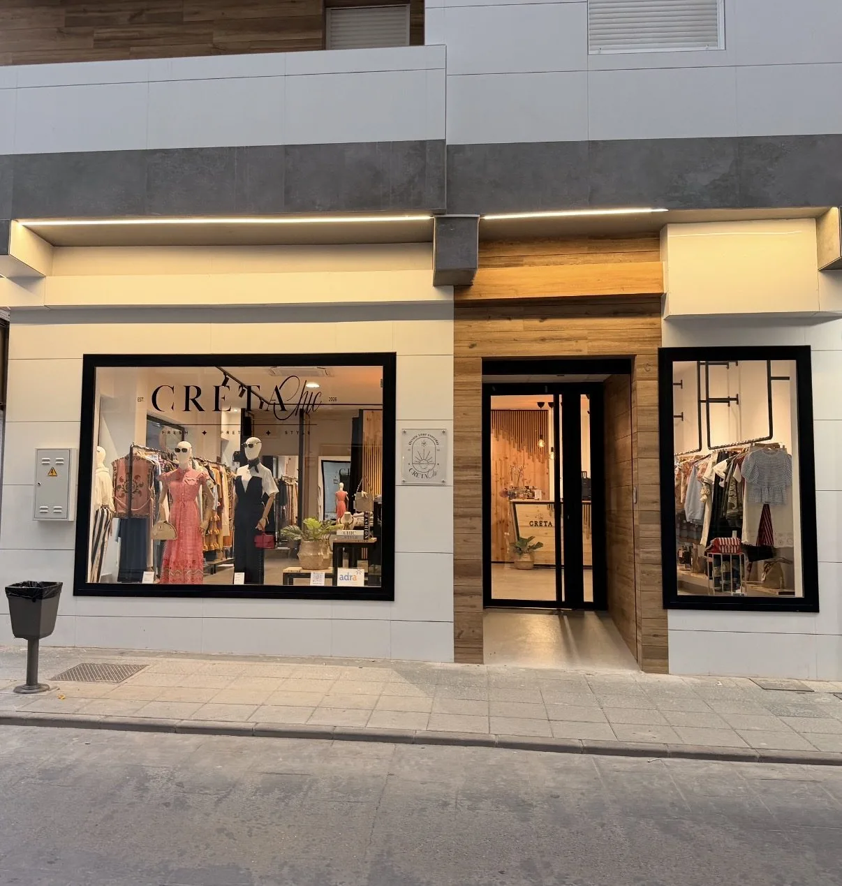 Fachada de Creta Chic en Adra