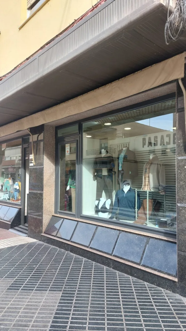Interior de Pasaje Moda Señora y Caballero en Adra