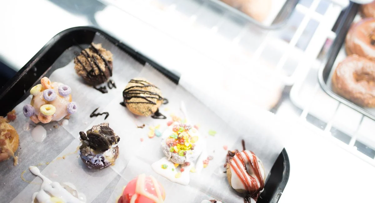 Bandeja de dulces artesanos en el mostrador de una pastelería