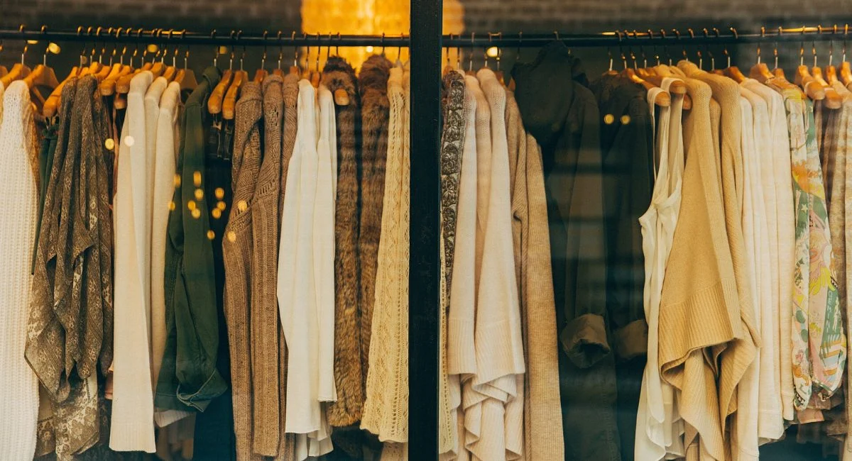 Perchas con ropa colgada en una tienda de moda