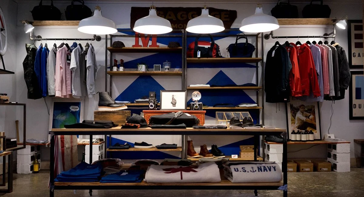 Interior de una tienda de ropa con estanterías y expositores