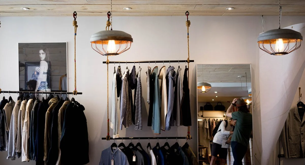 Percheros y mobiliario en el interior de una boutique de moda