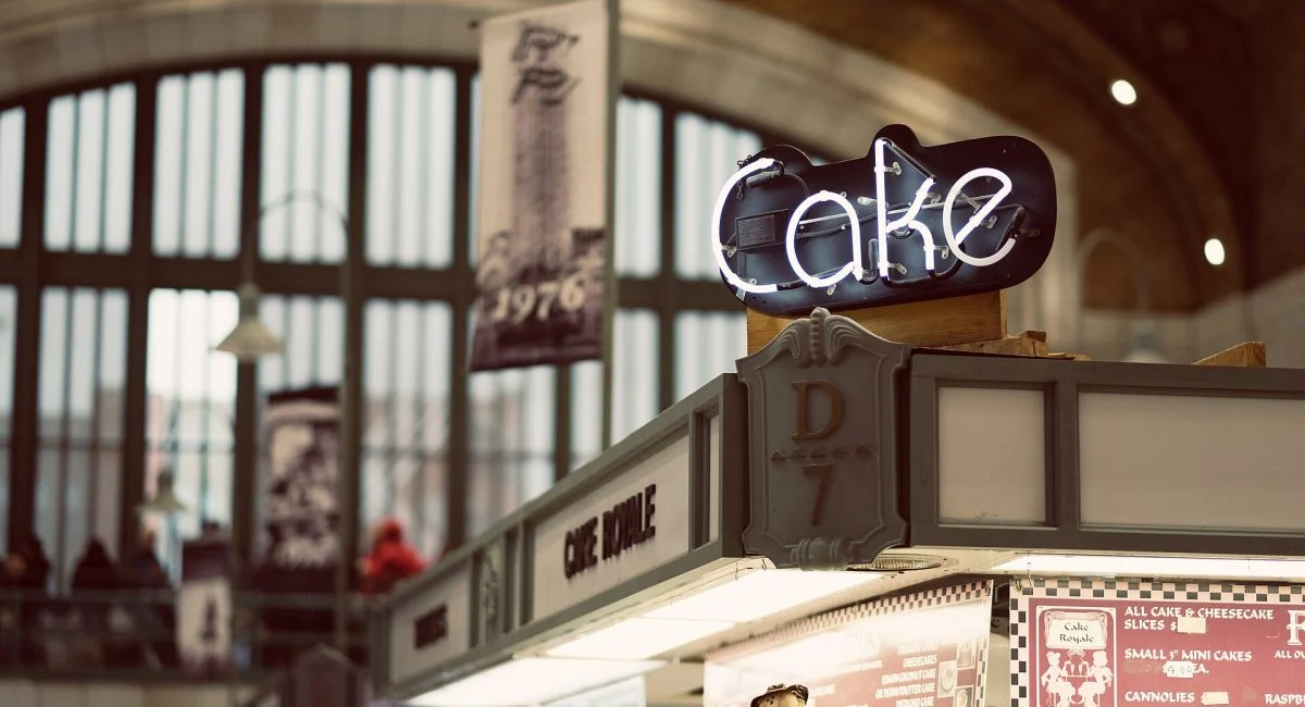Puestos de comida y cartelería en un mercado gastronómico