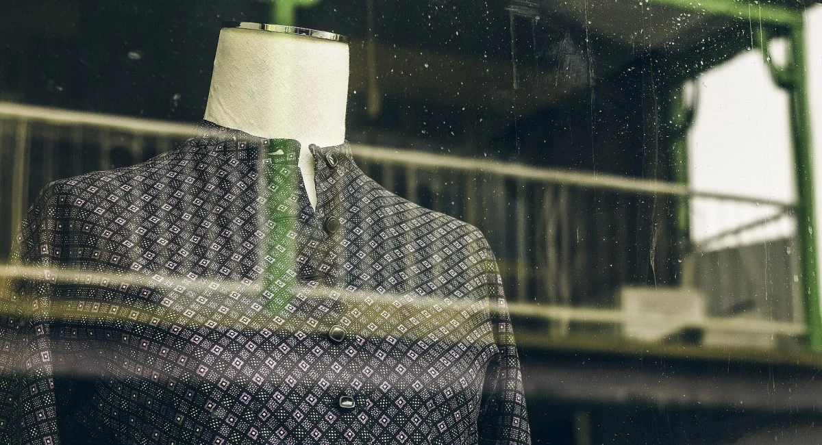 Maniquí en el escaparate de una tienda de ropa